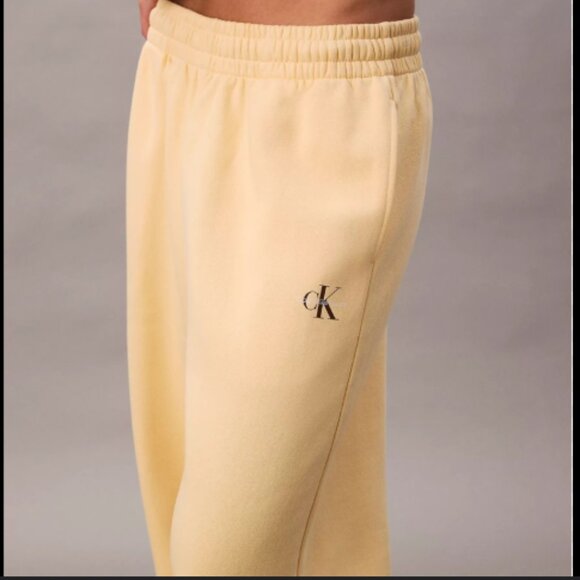 WOMEN'S CALVIN KLEIN MONOGRAM LOGO FLEECE WIDE LEG SWEATPANTS - Picture 1 of 4